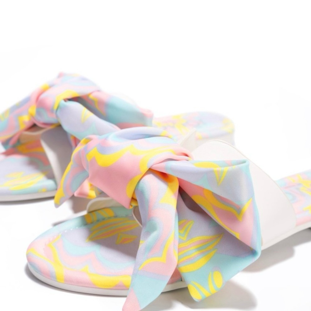 Bow•u•tiful Sandals